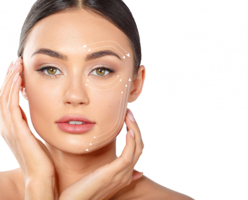 Mulher jovem em avaliação estética facial para Botox preventivo