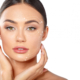 Mulher jovem em avaliação estética facial para Botox preventivo