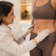 Avaliação profissional de gordura localizada abdominal antes de tratamento com enzimas.