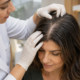 Profissional avaliando couro cabeludo de mulher com queda de cabelo antes de indicar tratamento capilar.